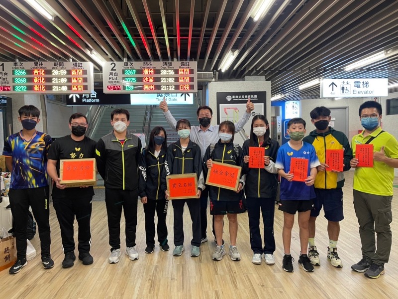 臺南市體育局長陳良乾至臺南火車站迎接光榮賦歸的選手。