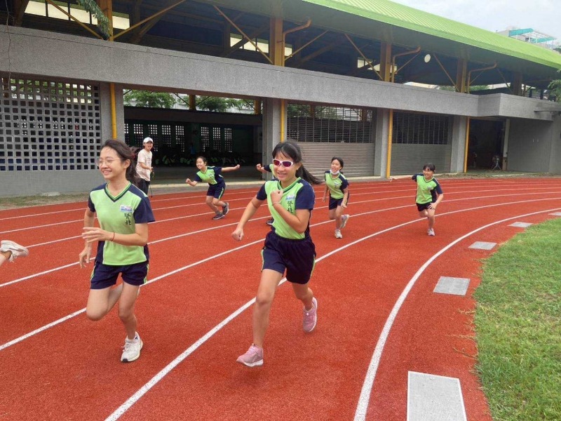 北區賢北國小學生開心奔馳在全新的跑道上