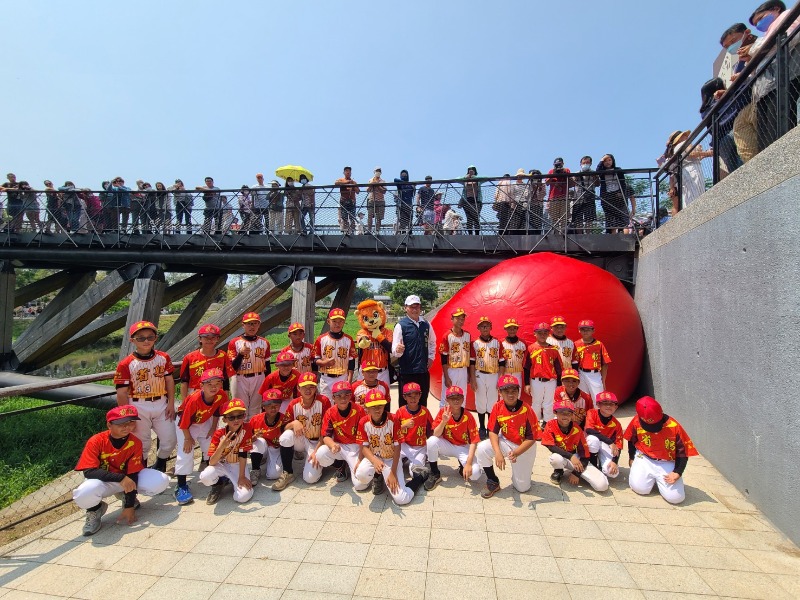 紅球降臨竹溪公園月見橋 體育局陳良乾局長帶領臺南棒球隊擊出紅不讓