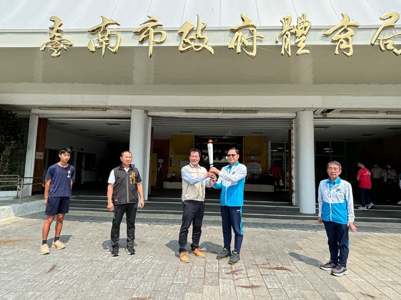 113年全國中等學校運動會聖火由臺北市政府教育局吳金盛專門委員傳遞聖火