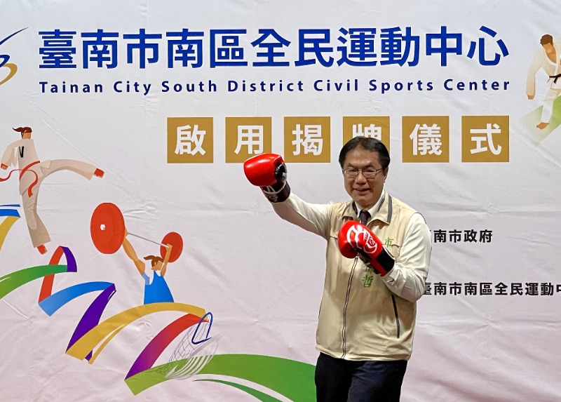 柏辰國際開發有限公司許志成董事長致贈拳擊手套給市長