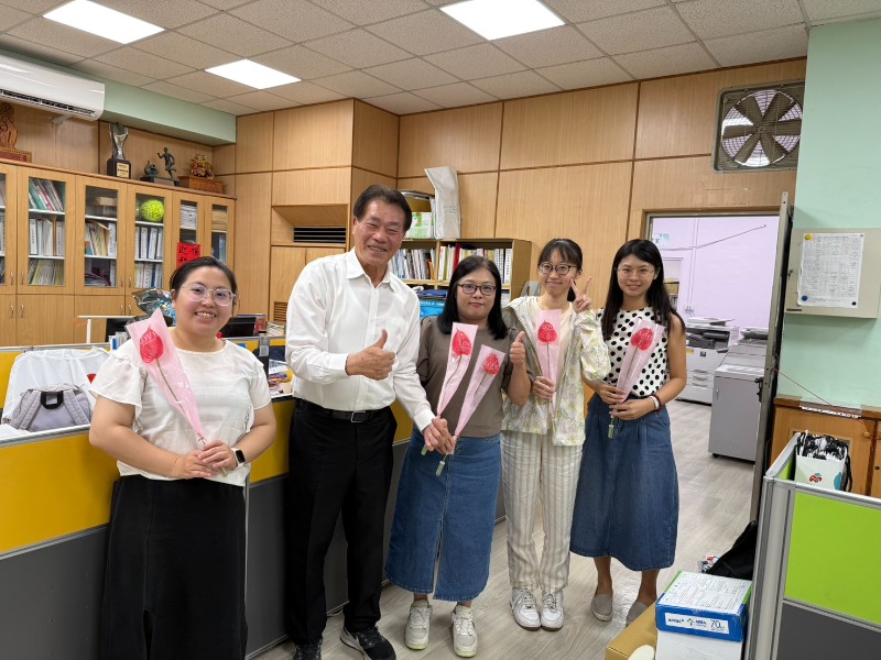 體育局長陳良乾親自贈送象徵感恩與祝福的火鶴花給全體同仁