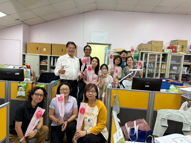 體育局長陳良乾親自贈送象徵感恩與祝福的火鶴花給全體同仁