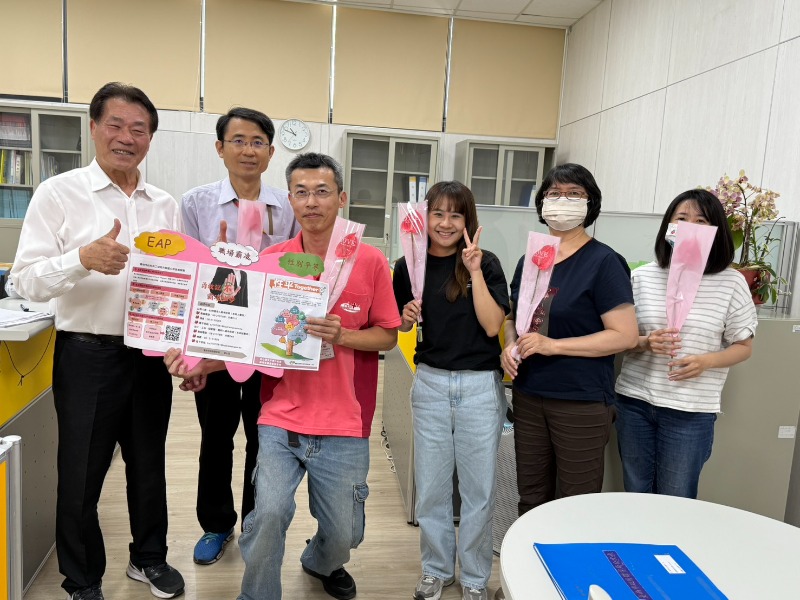 體育局長陳良乾親自贈送象徵感恩與祝福的火鶴花給全體同仁