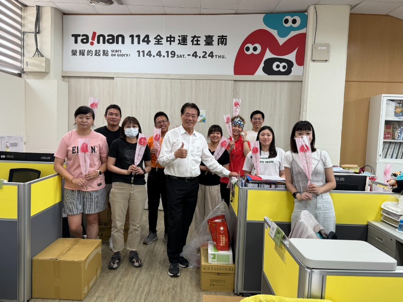 體育局長陳良乾親自贈送象徵感恩與祝福的火鶴花給全體同仁