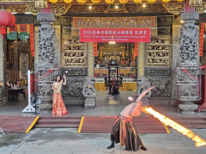 2025臺南國際龍舟錦標賽啟動記者會 安平開台天后宮廟埕龍舟點燈華麗登場