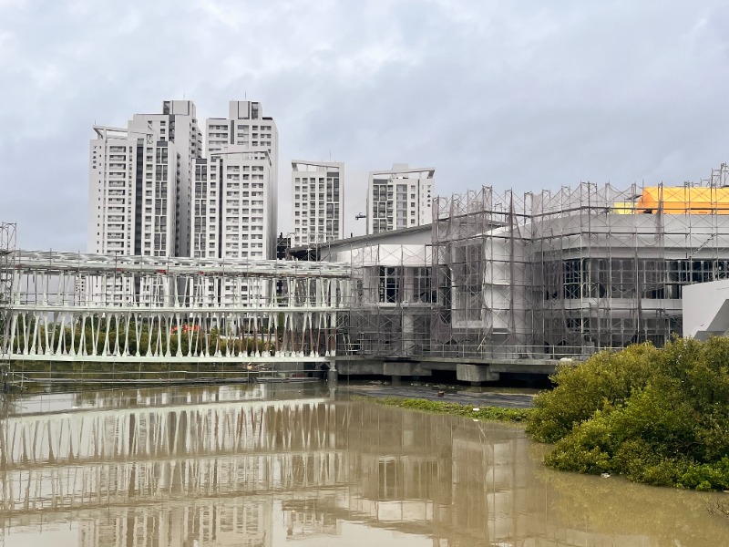 陳良乾局長一早勘察安南全民運動館工程,尚無重大災害