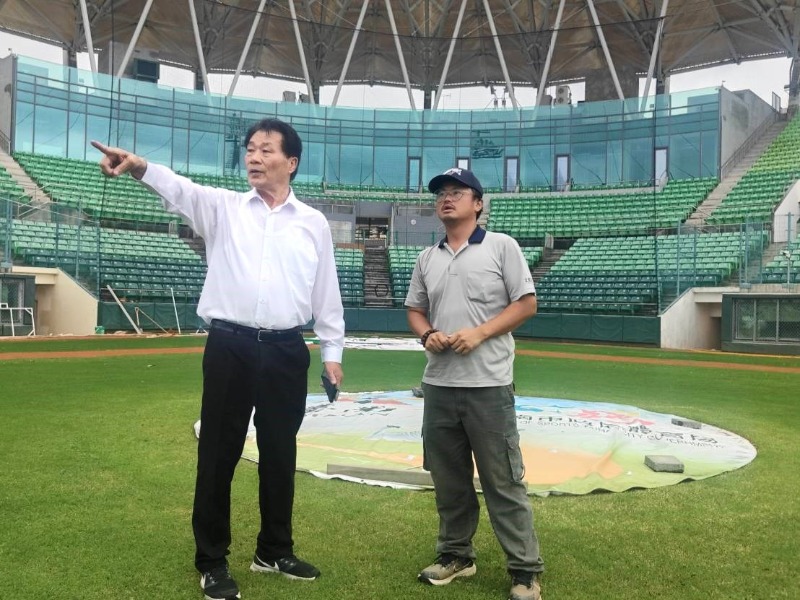 陳良乾局長於亞太少棒主球場指示務必讓場地成為優質U12國際賽場地