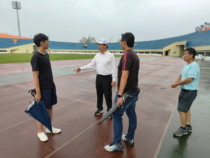 體育局長嘉勉同仁於颱風假仍上班堅守崗位,並指示注意安全監督搶災進度