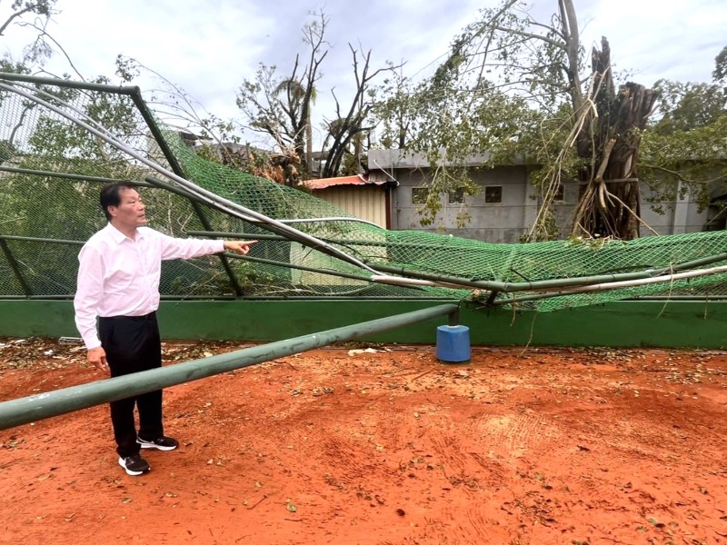 後壁國中軟式網球場場地紅土流失嚴重、圍網嚴重倒塌