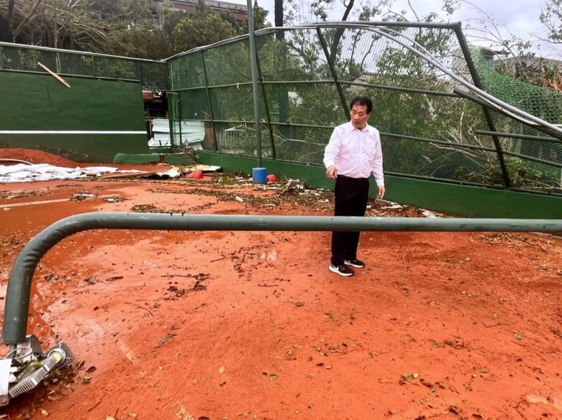 後壁國中軟式網球場場地紅土流失嚴重、圍網嚴重倒塌