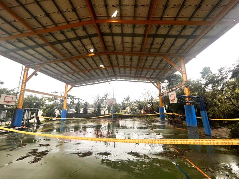 北門蚵寮國小 風雨球場屋頂破裂