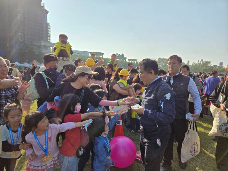 114年臺南市幼兒運動會永華場市長黃偉哲與現場大小朋友互動