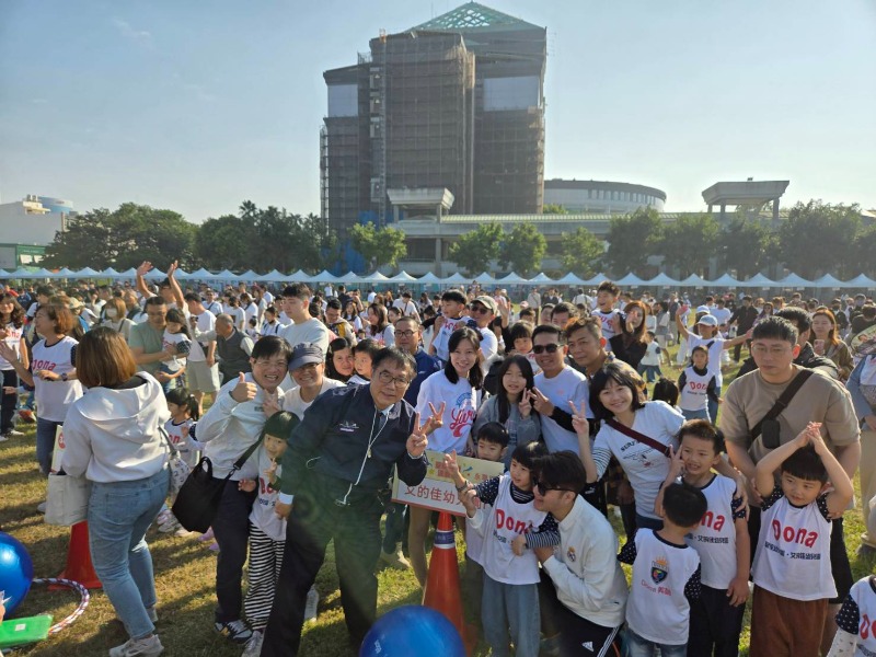 114年臺南市幼兒運動會永華場市長黃偉哲與現場大小朋友合影