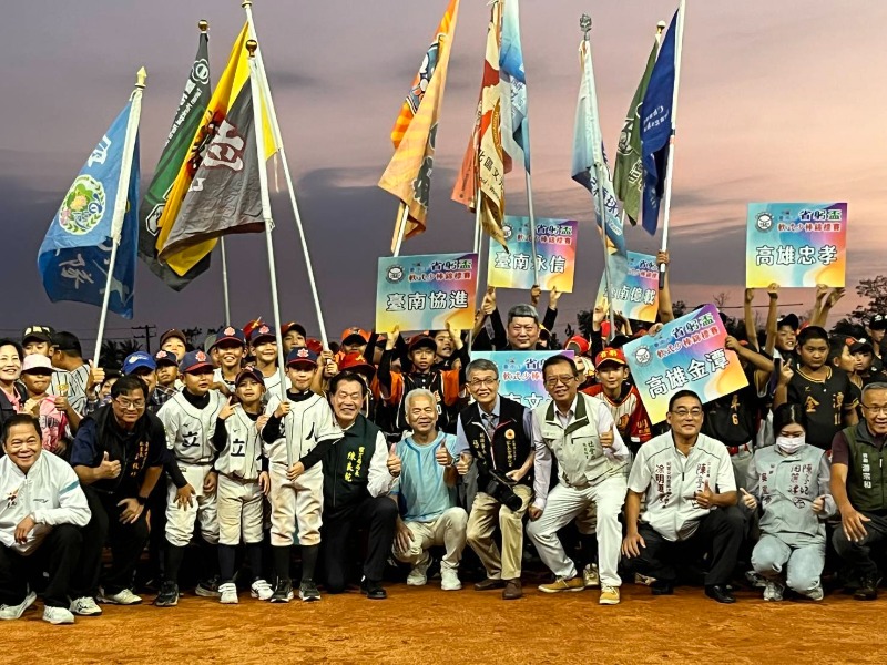 2025年臺南市省躬盃軟式少棒錦標賽開幕典禮 局長陳良乾與少棒隊選手合影