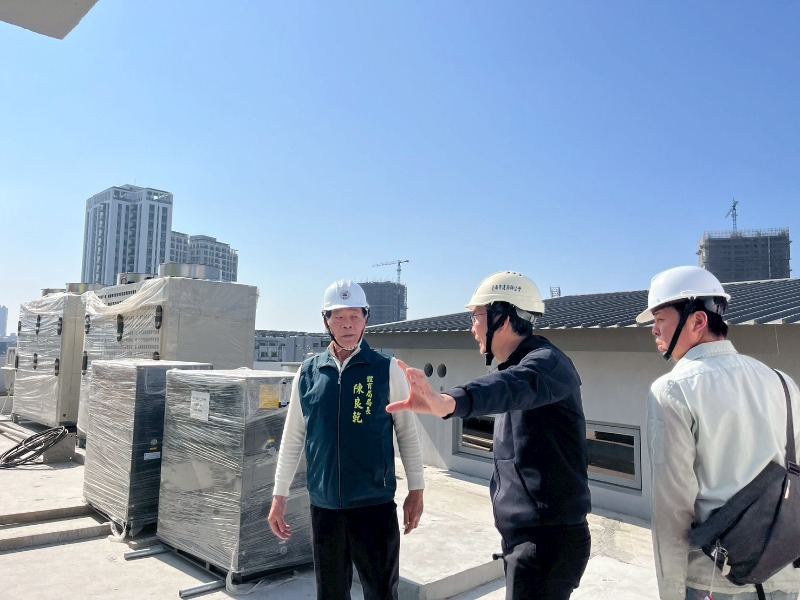 局長陳良乾視察A棟3F機電、空調及消防設備，聽取設計師說明