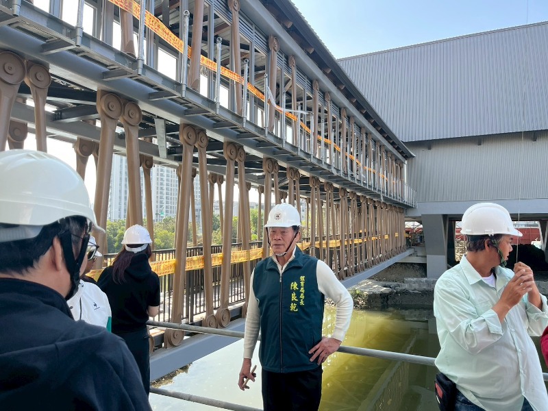 局長陳良乾視察連接A、B兩棟之鋼橋