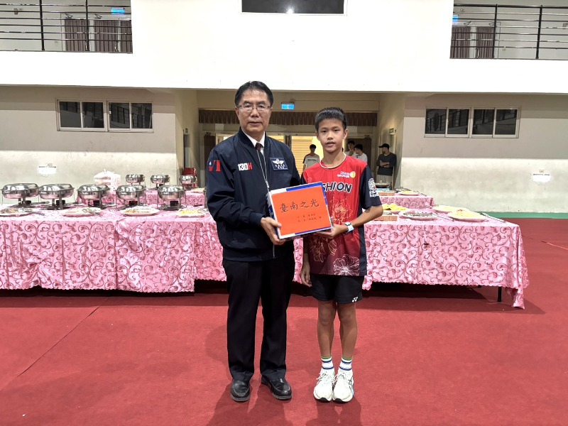 文化國小羽球隊「114年全國國小盃羽球錦標賽」中表現亮眼 市長黃偉哲致贈能量飲