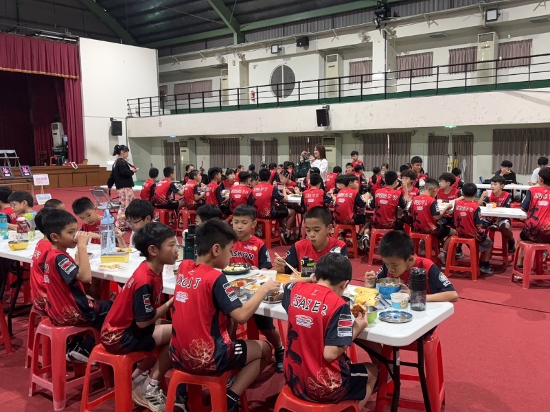 文化國小羽球隊「114年全國國小盃羽球錦標賽」中表現亮眼 慰勞羽球小將們餐會