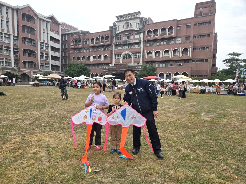 2025臺南曾文風箏嘉年華市長黃偉哲與小朋友同樂