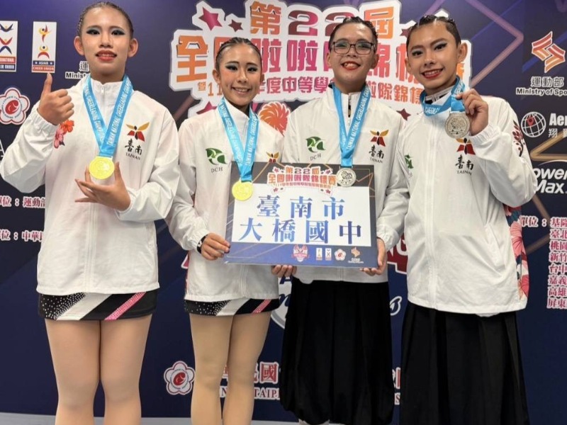 「2025年第22屆全國啦啦隊錦標賽」學生開心展現獎牌