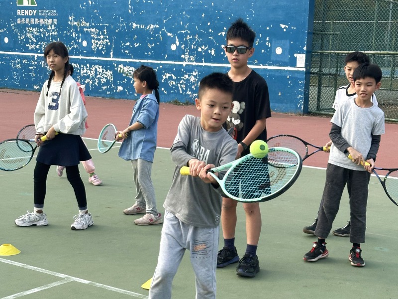 歸仁區全民運動中心與盧彥勳國際網球學院合作辦理冬令營