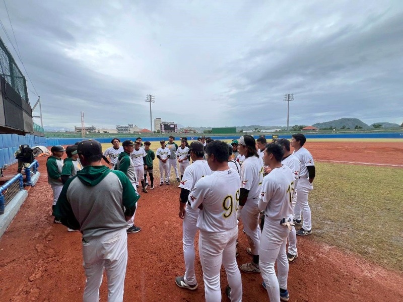 賽前總教練為球隊加油打氣