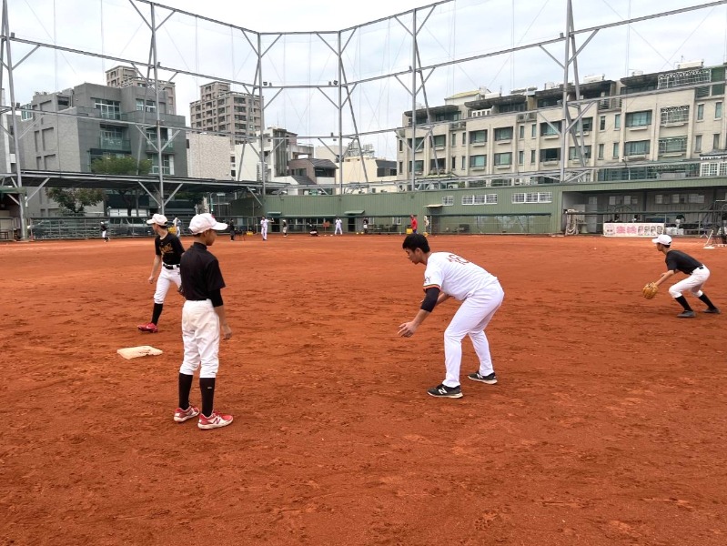 本市甲組棒球隊至學校進行基層棒球指導