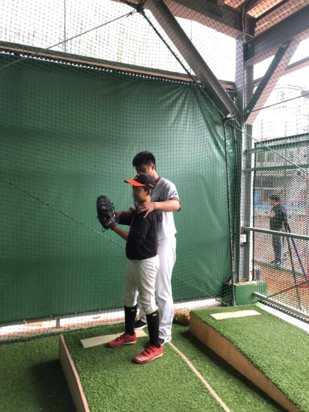 本市甲組棒球隊隊員指導國小棒球球員