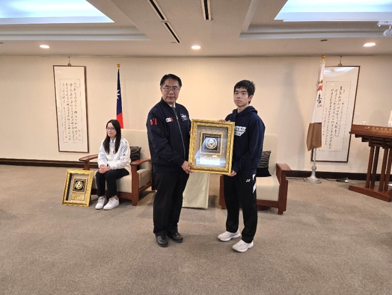 市長黃偉哲頒發臺南之光獎牌恭喜羽球選手劉浩恩