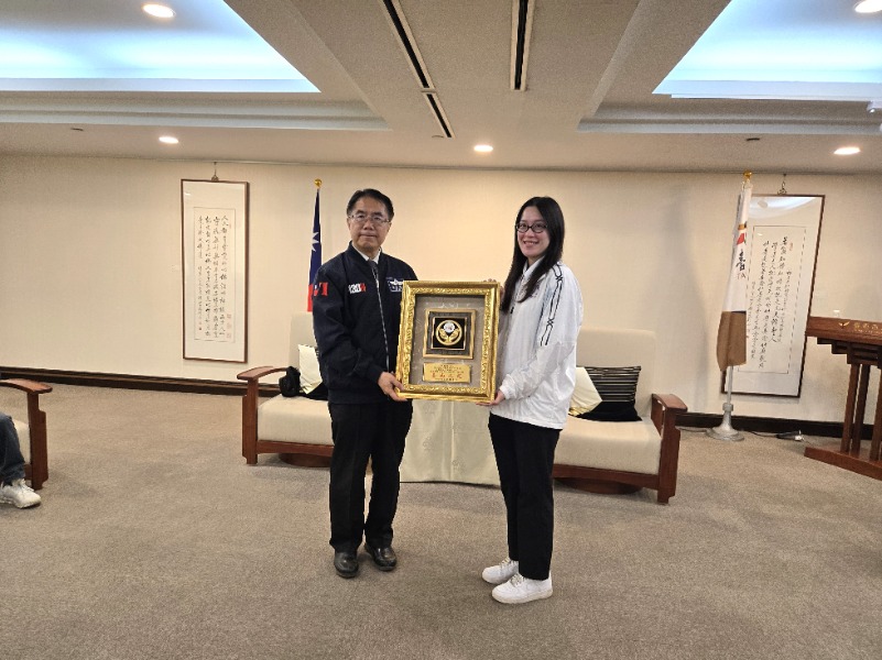 市長黃偉哲頒發臺南之光獎牌恭喜保齡球選手林雅琴