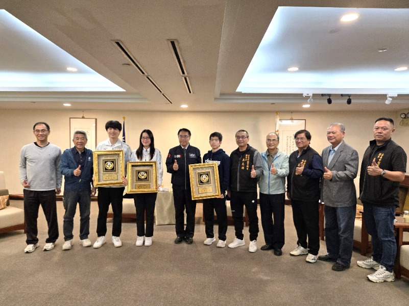 1141229體育局-市長黃偉哲與2025達福林匹克運動會奪牌選手合影