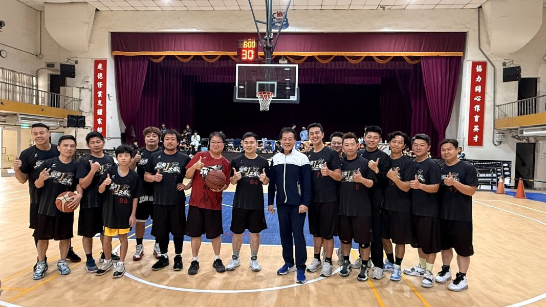 協進館球場啟用暨少年籃球交流賽局長陳良乾與家長會隊選手合影