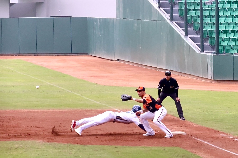 114年春訓交流賽統一獅潘傑楷選手於一壘守備