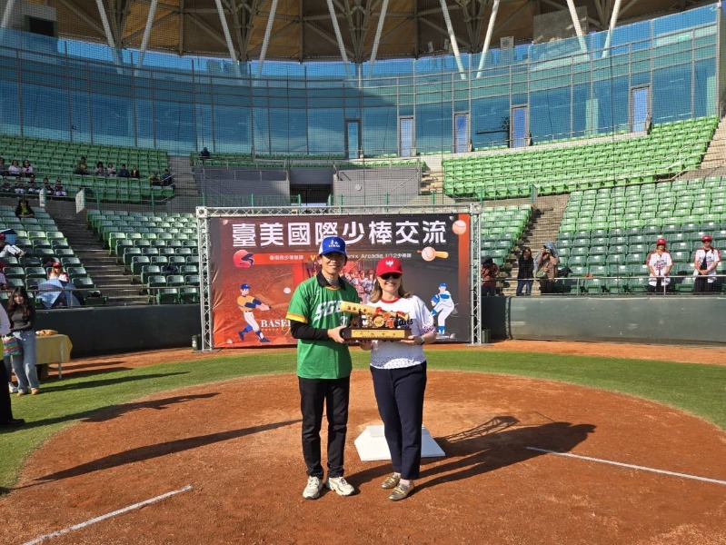 副市長葉澤山致贈紀念獎牌予美國鳳凰城市長Kate Gallego