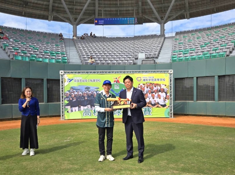 臺日高中棒球交流賽開幕典禮副市長葉澤山致贈強棒出擊獎牌予日本元氣集團神成裕介社長