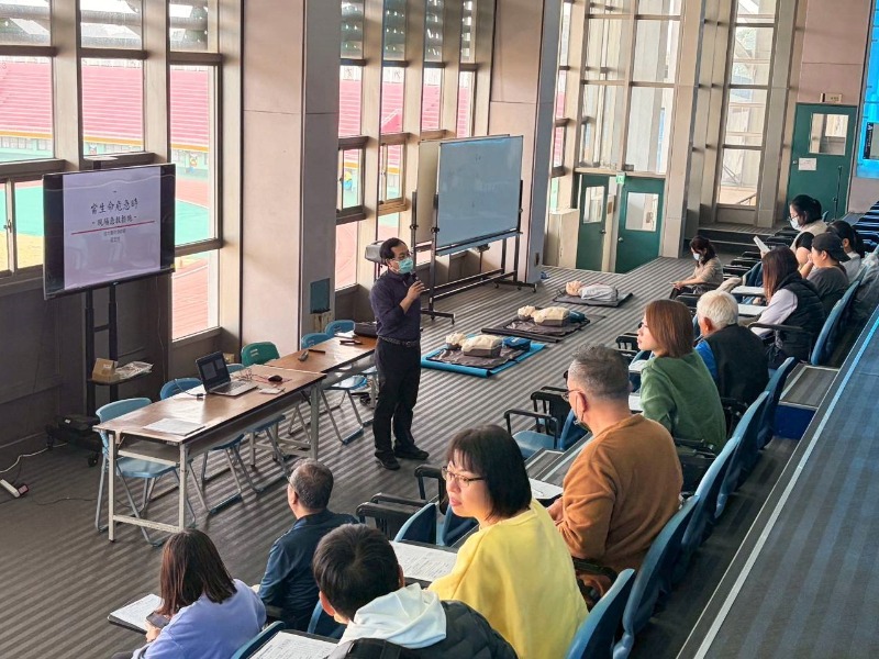 成大醫院張志然醫師講解AED及CPR課程