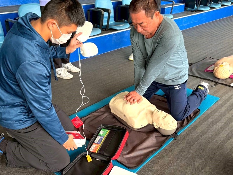 體育局同仁進行AED及CPR測驗