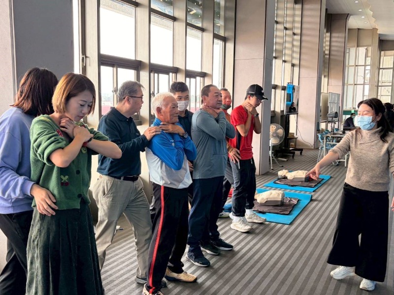 成大醫院團隊指導體育局及各場館人員哈姆立克急救