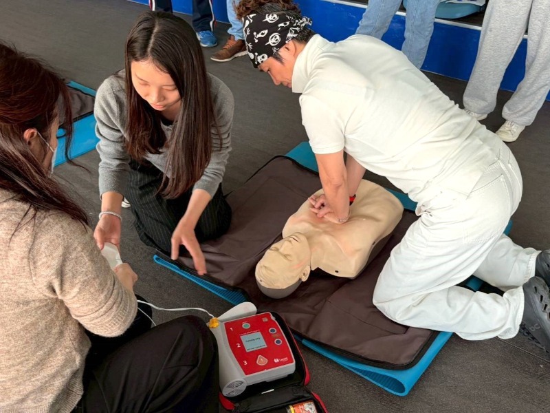 體育局同仁進行AED及CPR測驗