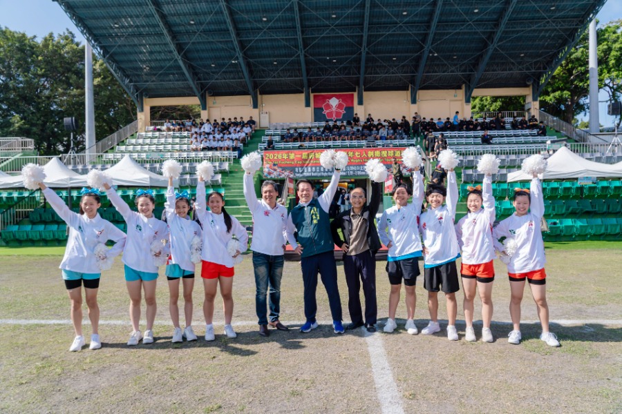 「2026年第一屆府城盃國際青年七人制橄欖球邀請賽」賽前記者會 體育局與大橋國中競技啦啦隊及校長謝連陽合影