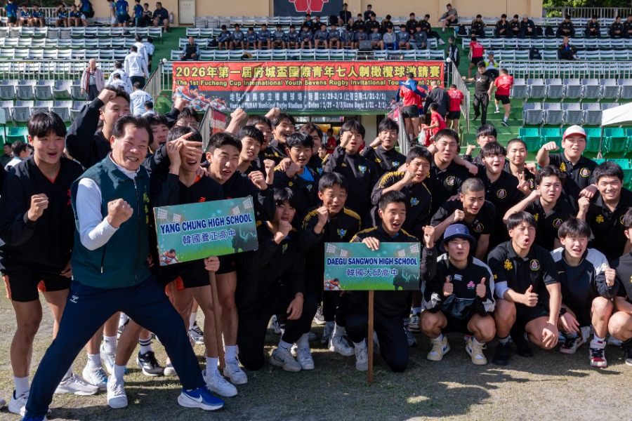「2026年第一屆府城盃國際青年七人制橄欖球邀請賽」賽前記者會 體育局長陳良乾與韓國大邱商高及養正高中橄欖球隊合影