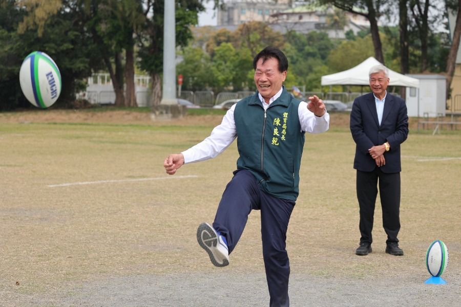 「2026年第一屆府城盃國際青年七人制橄欖球邀請賽」開幕 體育局局長陳良乾開球