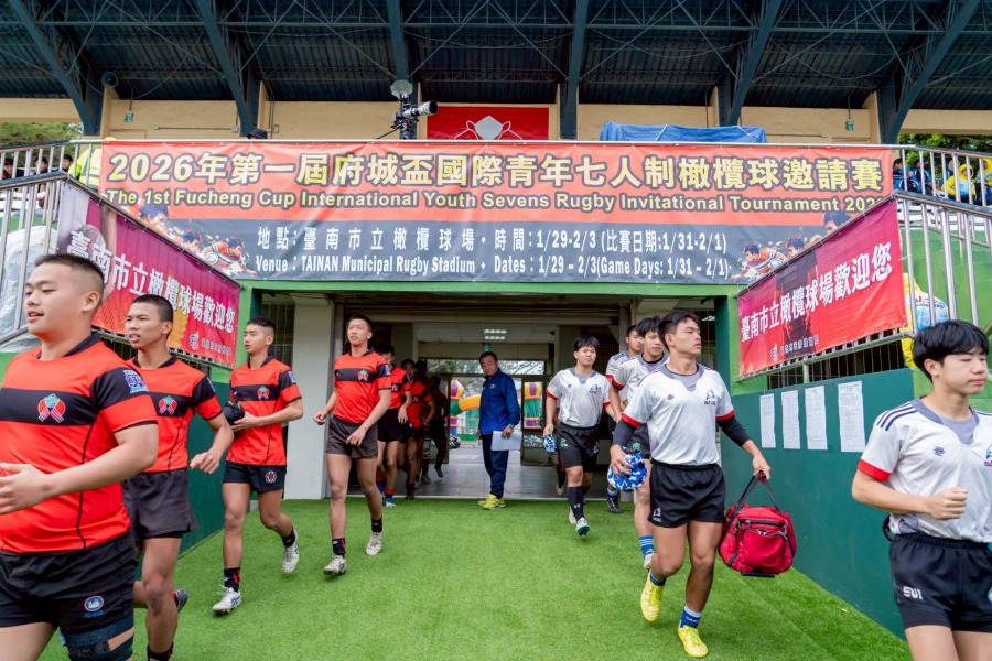「2026年第一屆府城盃國際青年七人制橄欖球邀請賽」臺南六信高中(左)與基隆八斗高中(右)準備出賽