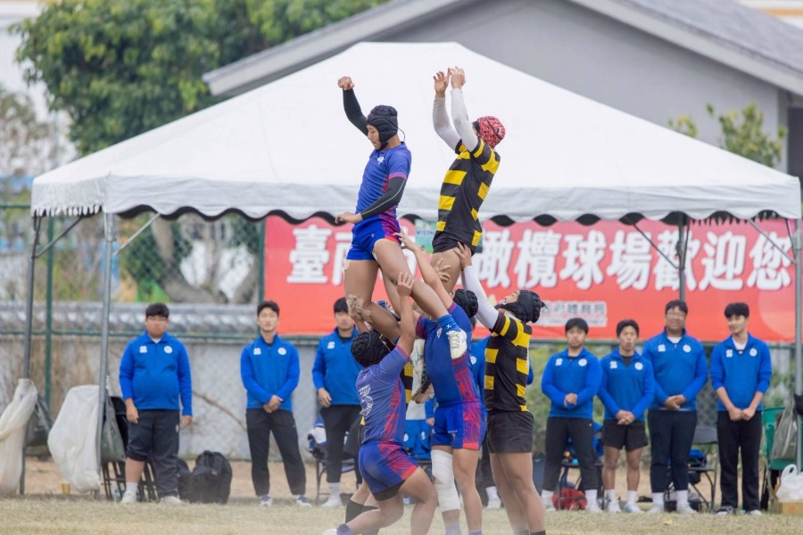 「2026年第一屆府城盃國際青年七人制橄欖球邀請賽」韓國大邱高中(黃黑衣)與臺南一中(藍衣)激烈比賽