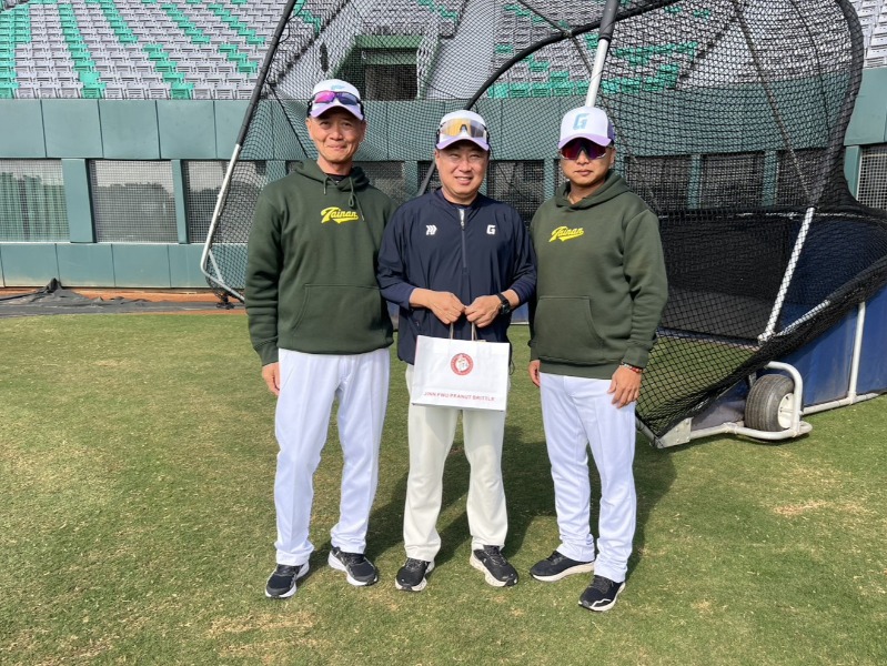 本市城市棒球隊總教練、守備教練向樂天巨人總教練請益並合影