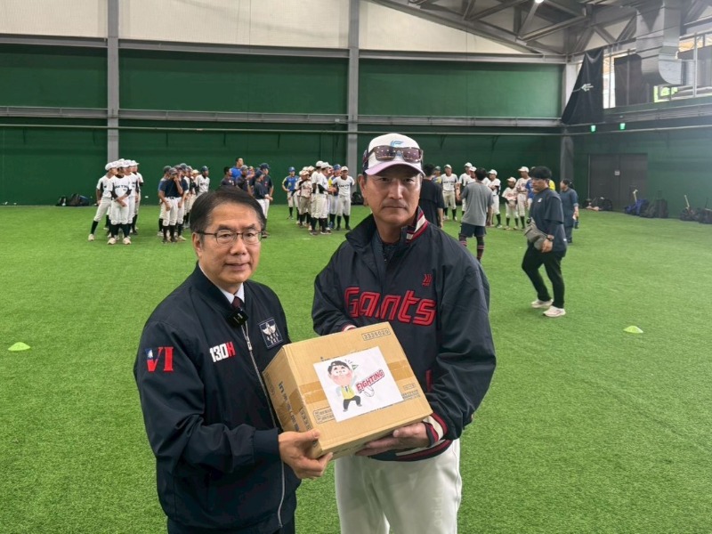 市長贈送能量飲料給韓國球團感謝支持樂天公益