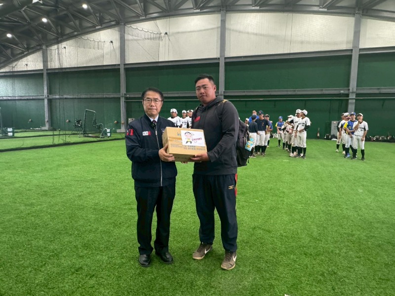 市長準備能量飲給三級球隊選手由崇明國中許家誠教練代表