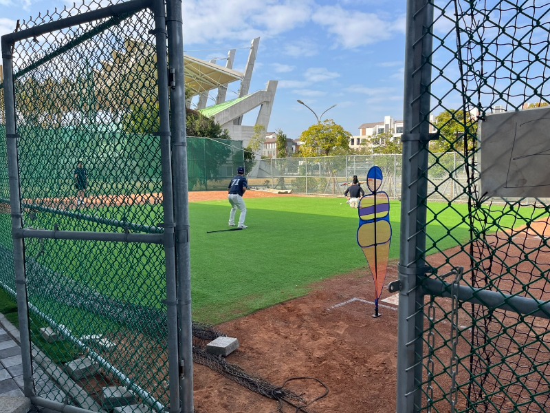 樂天巨人球員於室外投打練習場進行訓練