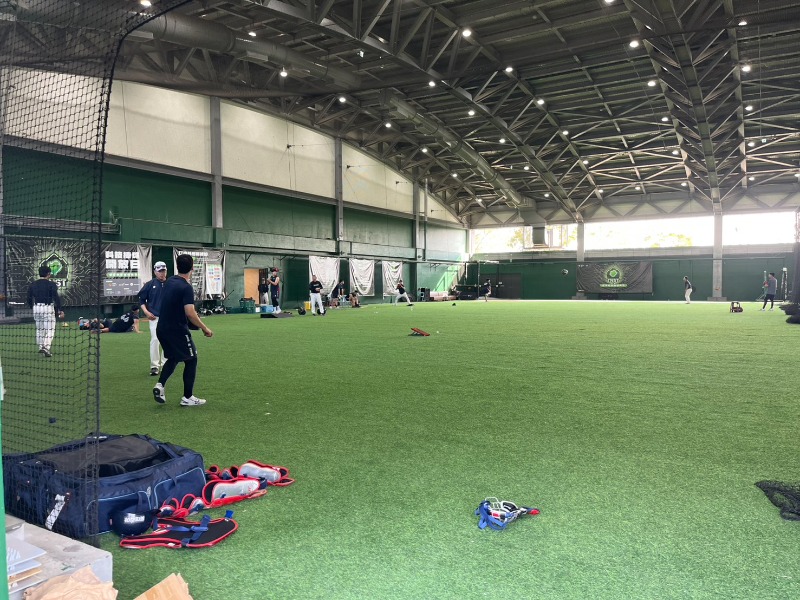 樂天巨人球員於室內投打練習場進行訓練